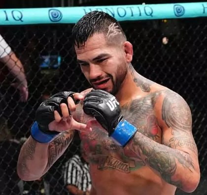 UFC отправляет Энтони Эрнандеса на бой Дю Плесси и Чимаева Впечатляющая победа Энтони Эрнандеса над Романом Долидзе обеспечила американскому бойцу статус одного из лидеров претендентской гонки в среднем дивизионе UFC. Спустя неделю после своего доминирующего выступления «Флаффи» будет присутствовать на титульном поединке между Дрикусом Дю Плесси и Хамзатом Чимаевм, который возглавит турнир UFC 319 в Чикаго. «Как я слышал, я лечу в Чикаго. Мне только что сказали это за кулисами. Они отправляют меня туда, так что я с нетерпением жду этого», – сказал Эрнандес журналистам на пресс-конференции в Лас-Вегасе