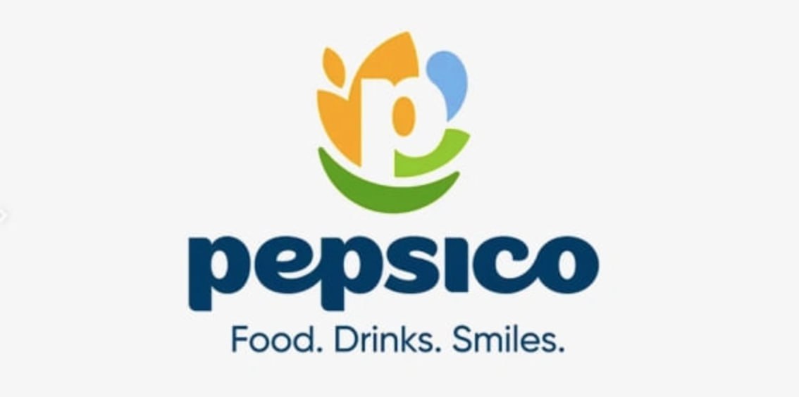 PepsiCo представила новый логотип впервые за 25 лет Впервые с 2001 года PepsiCo обновила фирменный стиль и слоган который теперь звучит как Food Drinks Smile Ребрендинг отражает стремление компании подчеркнуть энергию и оптимизм бренда а также разнообразие портфеля включающего более 500 брендов Новый логотип представляет собой букву P в окружении цветных фигур символизирующих ключевые направления бизнеса еду напитки устойчивое развитие и заботу о потребителях По словам представителей PepsiCo обновление визуального образа станет символом новой эпохи компании зарубежныйопыт ofd ru