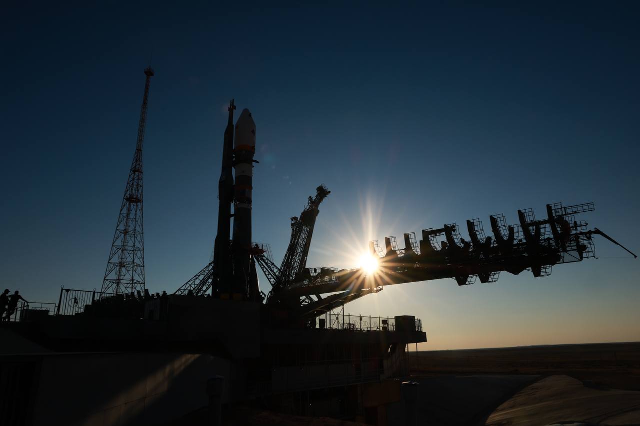 Космический аппарат Бион М 2 на ракете носителе Союз 2 1б стартовал с космодрома Байконур свидетельствует трансляция Роскосмоса  Аппарат планируется вывести на околополярную орбиту На борту биоспутника находятся мыши мухи дрозофилы муравьи растения семена водоросли и микроорганизмы   Экипаж мышей поселили в блоках похожих на миниатюрные гостиницы Ухаживать за ними и регистрировать данные будет робот  Эксперимент поможет ученым понять как условия космоса влияют на живые организмы там где уровень радиации примерно на 30 выше чем на околоземной орбите  Также с помощью биоспутника будут проведены исследования по образовательным проектам школьников  Предполагается что траектория полета ракеты пройдет в северном направлении над Казахстаном Челябинской и Свердловской областями Пермским краем и Республикой Коми Роскосмос Подпишитесь на Ведомости