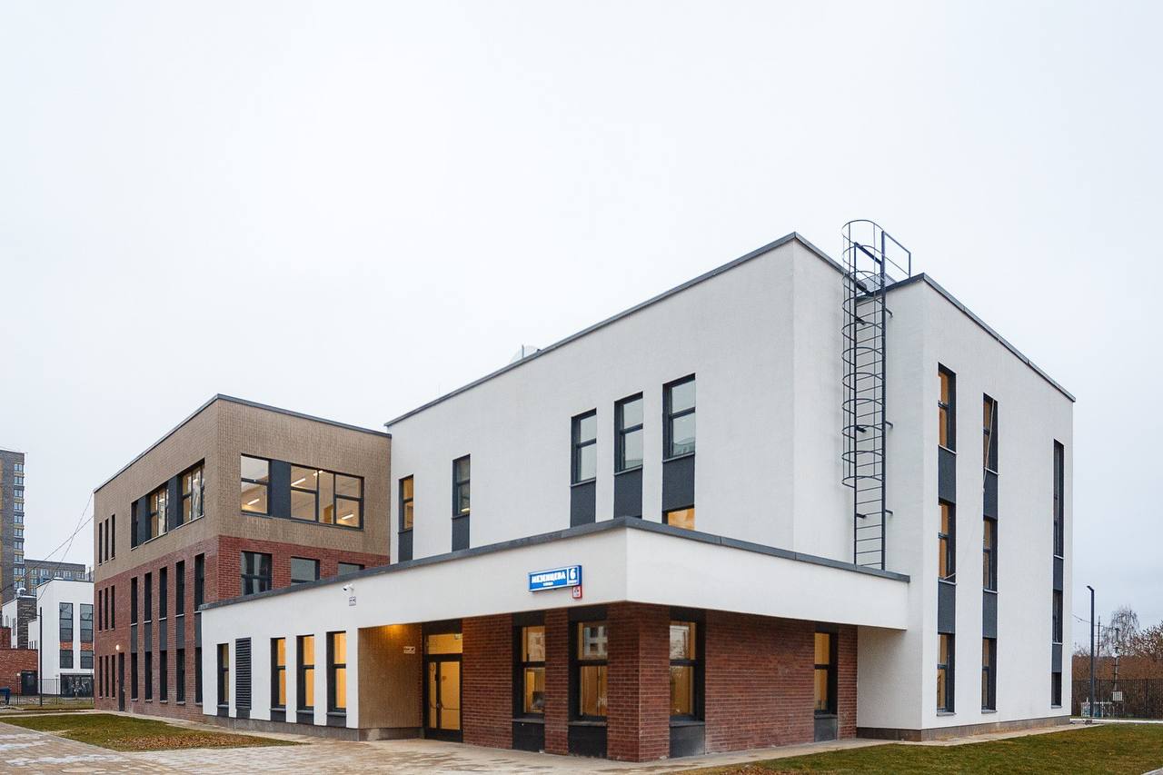 Еще один детский сад построили в ЖК Прибрежный Парк в Подмосковье Это уже второй детский сад в комплексе первый рассчитанный на 300 дошкольников открыли осенью 2024 года Новое трехэтажное здание площадью 2 5 тысячи квадратных метров готово принять 150 детей в возрасте от полутора до семи лет Для них организовали шесть групп Законы стройки в MAX