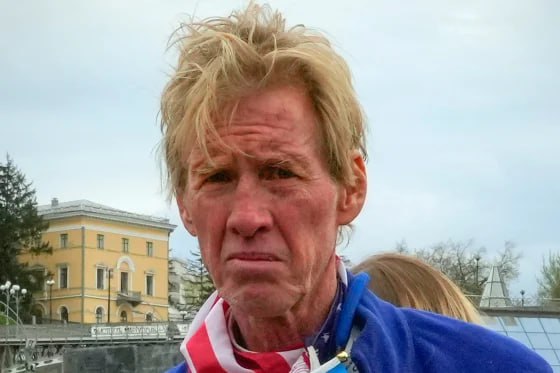 Американец Райан Раут осужденный за заговор с целью убийства Трампа на поле для гольфа приговорен к пожизненному заключению сообщает Fox News  Попытка покушения на убийство республиканца произошла 15 сентября 2024 года Она была совершена неподалеку от гольф клуба политика в городе Уэст Палм Бич во Флориде Прятавшийся в кустах американец Райан Уэсли Раут хотел выпустить в Трампа автоматную очередь из AK 47 с оптическим прицелом Сотрудники Секретной службы открыли по преступнику огонь Мужчина пытался скрыться но был задержан и взят под стражу