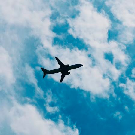 Цены на авиабилеты в Бодайбо в очередной раз выросли В столицу золотодобытчиков летают самолеты двух авиакомпаний – «ИрАэро» и «Ангара», билеты туда и обратно на май и июнь обойдутся покупателю в 50 тысяч рублей. В мае 2024 года цены на рейс Иркутск-Бодайбо составляли более 22 тысяч рублей, а в ноябре выросли до 27 тысяч. Тогда местные жители организовали сбор подписей, а мэр района Евгений Юмашев заявил, что «считает такое повышение цен неприемлемым и готовит новое обращение во все соответствующие инстанции». Петиция была отправлена президенту РФ Владимиру Путину. В декабре для жителей города организовали встречу с транспортным прокурором. В январе 2025 года компания «ИрАэро» ввела пониженный тариф для жителей района, но цены все равно начинались от 20 тысяч рублей. Губернатор Игорь Кобзев в апреле в послании Законодательному собранию рассказал, что из областного бюджета ежегодно выделяется порядка 700 миллионов рублей на субсидирование авиаперевозок. Это в два раза больше, чем пять лет назад, однако потребность значительно выше. — С 2026 года планируем апробировать на маршруте Бодайбо – Иркутск новую модель поддержки: установление специального тарифа для местного населения, делая авиаперелеты доступнее исключительно для жителей, постоянно проживающих на этих территориях, — заявил губернатор. Жители Бодайбинского района пока ограничились тем, что пишут жалобы в чат телеграм-канала губернатора.