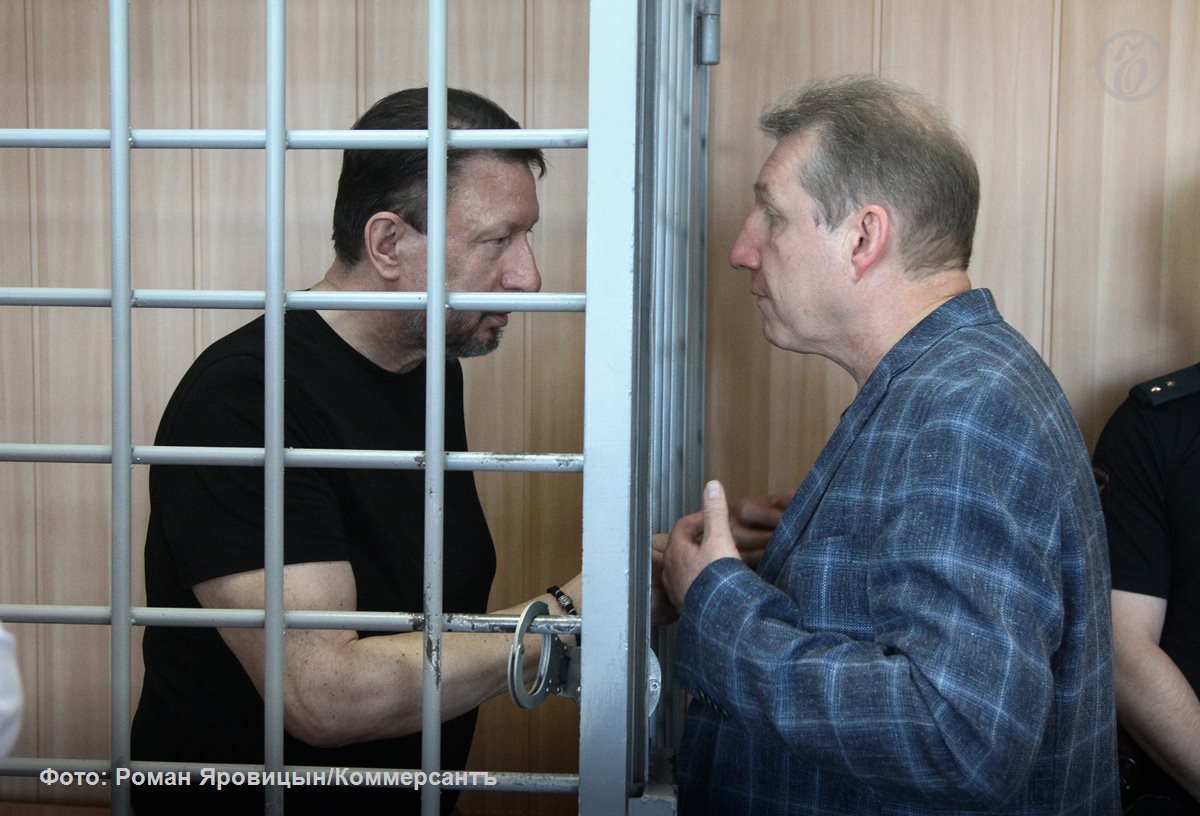 В Арзамасе вынесли приговор бывшему гендиректору Арзамасского приборостроительного завода АПЗ экс председателю нижегородской думы Олегу Лавричеву За растрату средств завода и мошенничество при продаже ведомственного жилого фонда его приговорили к шести годам заключения Гособвинитель просил осудить бывшего управленца на 12 лет Запрошенное наказание Олег Лавричев назвал казнью заявив что прокуратура ответила злом на добро и по сути хочет выписать ему билет в один конец Срок вдвое меньше запрошенного он воспринял с явным облегчением но пообещал что может обжаловать многомиллионный ущерб взысканный по гражданскому иску АПЗ Олег Лавричев поблагодарил собравшихся в зале суда родственников и друзей за поддержку сказав что жизнь продолжается В разговоре с Ъ Приволжье бывший депутат шутливо отметил большой плюс своего заключения сообщив что более чем за полтора года под арестом ни разу не попробовал спиртного Журналисты спросили не хочет ли он опять уехать в зону СВО где и был задержан Осужденный ответил что неоднократно просился на Донбасс но правоохранители его туда не отпускают   Подробности читайте в материале Ъ Приволжье Казнь состоялась наполовину   Подписывайтесь Делитесь мнением о канале