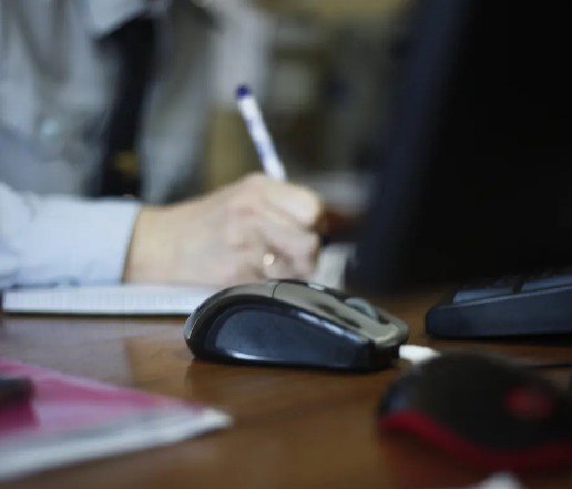 Смерть в гараже в Ангарске следователи выясняют причины гибели двух мужчин В Ангарске проводится проверка по факту обнаружения тел двух мужчин в гаражном боксе где они накануне распивали спиртные напитки и употребляли покупные продукты Признаков насильственной смерти на телах не обнаружено Следственным отделом по городу Ангарску СУ СК России по Иркутской области организована процессуальная проверка На месте происшествия работали криминалисты и следователи СК назначены судебно медицинские и химические экспертизы изъяты предметы из бокса опрошены очевидцы В целях безопасности приостановлена продажа продукции которую употребляли погибшие По результатам проверки будет принято процессуальное решение irktoday