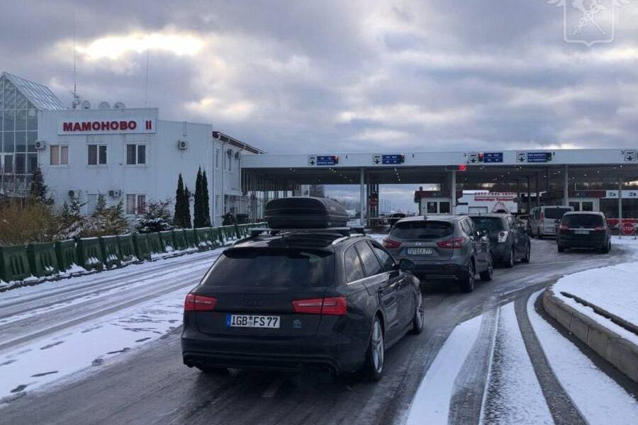 В Калининградской области на въезде в Польшу зафиксировали скопление машин  В Калининградской области 3 января на российско-польском участке государственной границы зафиксировано скопление ТС по направлению на выезд из России. Об этом сообщает пресс-служба Федеральной таможенной службы. Как говорится в сообщении, из-за неритмичной работы польской стороны перед пунктом пропуска Мамоново-2 наблюдается скопление около 30-40 легковых автомобилей. Пост работает в штатном режиме. Для ускорения пересечения границы смена таможенного поста усилена вдвое, работают все полосы. По данным Агентства по международным и межрегиональным связям Калининградской области, увеличение потока лиц и ТС на выезд из РФ в Польшу фиксируется в связи с окончанием периода новогодних праздников и выходных. С 3 января в автомобильных пунктах пропуска Калининградской области пассажирский поток увеличился в среднем в 2,4 раза.  Фото: пресс-служба ФТС России