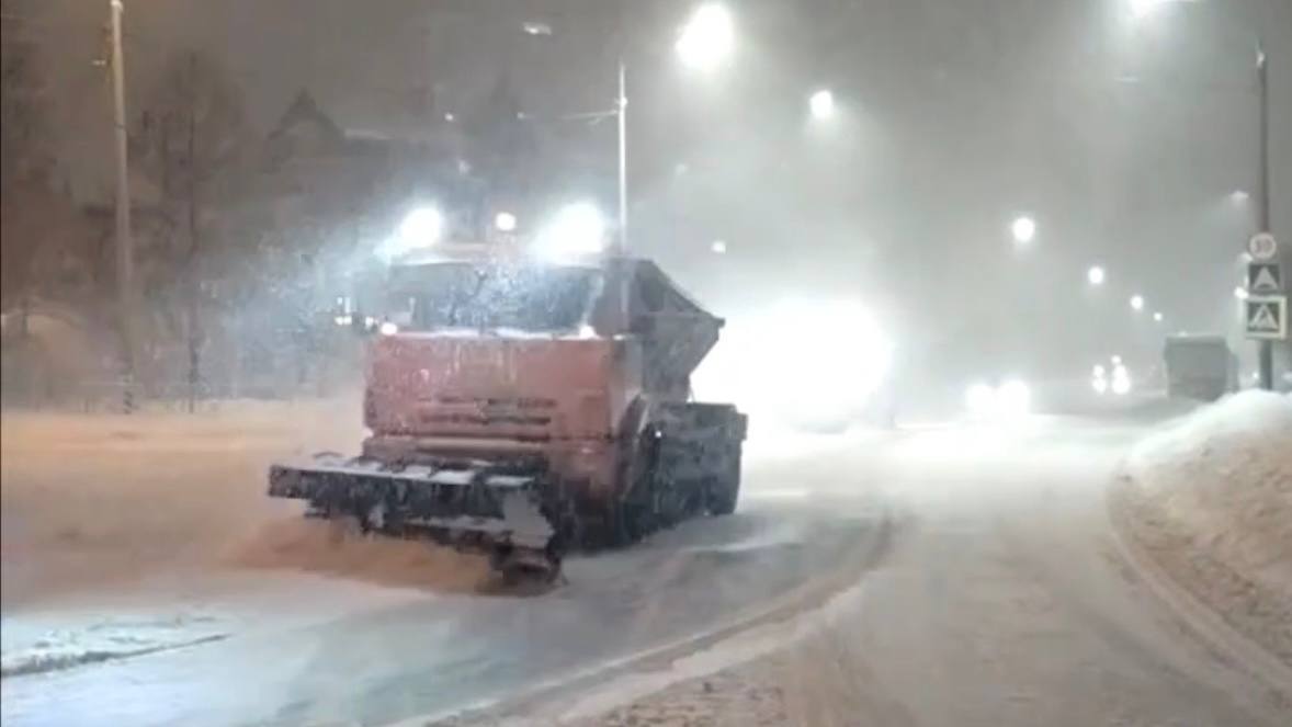 В Обнинске на уборку снега вывели всю технику Уже ночью на расчистку городских улиц вышли 57 единиц техники и 72 рабочих Это наш максимум отметил глава города Стефан Перевалов Во дворах уборка началась чуть позже Дворники вышли с лопатами около 6 утра Правда как отмечают горожане на многих территориях работников они не видели По прогнозу синоптиков осадки возможны в течение ближайших трех дней Не грузит телеграм Подписывайся на наш канал в MAX