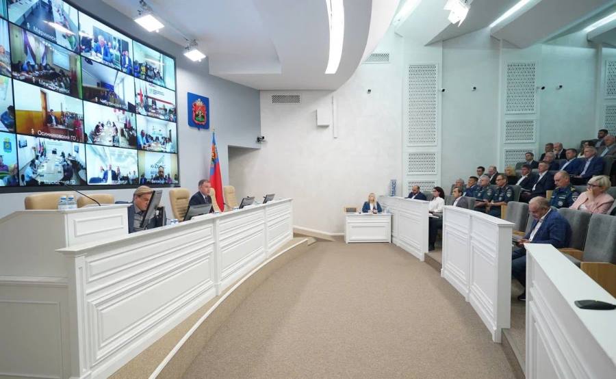 Дополнительные меры поддержки семей обсудили на аппаратном совещании правительства Кузбасса На совещании заслушали информацию об изменениях федерального и областного законодательства в мае текущего года. Введены новые меры поддержки для участников СВО и членов их семей. Участникам СВО предоставлена возможность применения процедуры внесудебного банкротства, если долг составляет не менее 25 000 рублей и не более 1 млн рублей. Члены семей участников СВО получили право на бесплатную путевку в санаторий, в который боец направлен на реабилитацию, а также оплату проезда до него и обратно. Дети участников боевых действий смогут поступать в вузы по особой квоте, а те, чьи отцы погибли или получили ранения, без сдачи вступительных экзаменов.