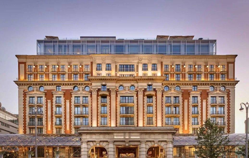 Люксовые отели Москвы теряют гостей но пока не так все критично Средняя загрузка люксовых отелей в Москве по итогам 2025 года достигла 61 2 Об этом говорится в отчете CMWP По данным компании за год этот показатель снизился на 5 5 процентного пункта За 12 месяцев в столице было забронировано 687 11тыс номеров в гостиницах данной категории добавляет представитель компании В IBC Real Estate уточняют что всего в столице насчитывается лишь семь люксовых отелей на 1 5 тыс номеров это 4 от всего фонда города Среди них расположенные рядом с Красной площадью Four Seasons Hotel Moscow The Carlton Stella di Mosca Их загрузка действительно за год сократилась на 8 процентных пункта до 53 утверждают в IBC Real Estate