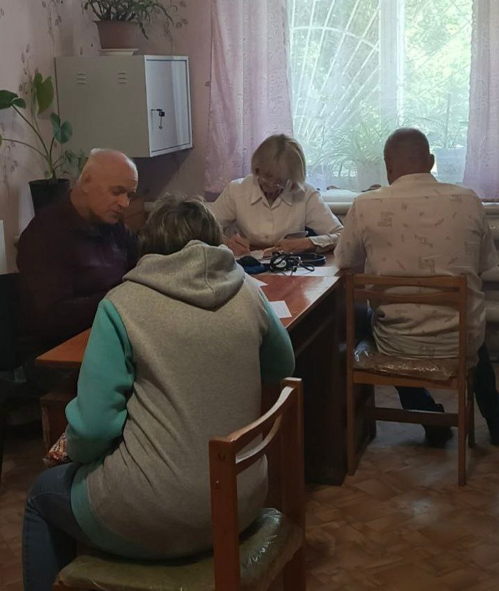 Выездная бригада медиков провела приём для жителей пгт. Грушевое 27 июня медики ГУ "КЛЦГМБ "Княгининская" в рамках народной программы «Единой России» провели плановый выезд в пгт. Грушевое. Медицинская помощь на месте значительно облегчает жизнь местных жителей, избавляя их от необходимости далёких поездок. В составе бригады работали невропатолог, хирург, терапевт, ЛОР, окулист, лаборант и гинеколог. Специалисты осмотрели 42 человека, провели необходимые обследования, включая забор анализов, осмотр глазного дна и ЭКГ. По результатам осмотров 12 пациентам рекомендована госпитализация в городские стационары. Жители посёлка высоко оценили работу медиков, а выявление пациентов, нуждающихся в стационарном лечении, подтвердило важность таких выездов. Об этом сообщили в ГУ"КЛЦГМБ"Княгининская".