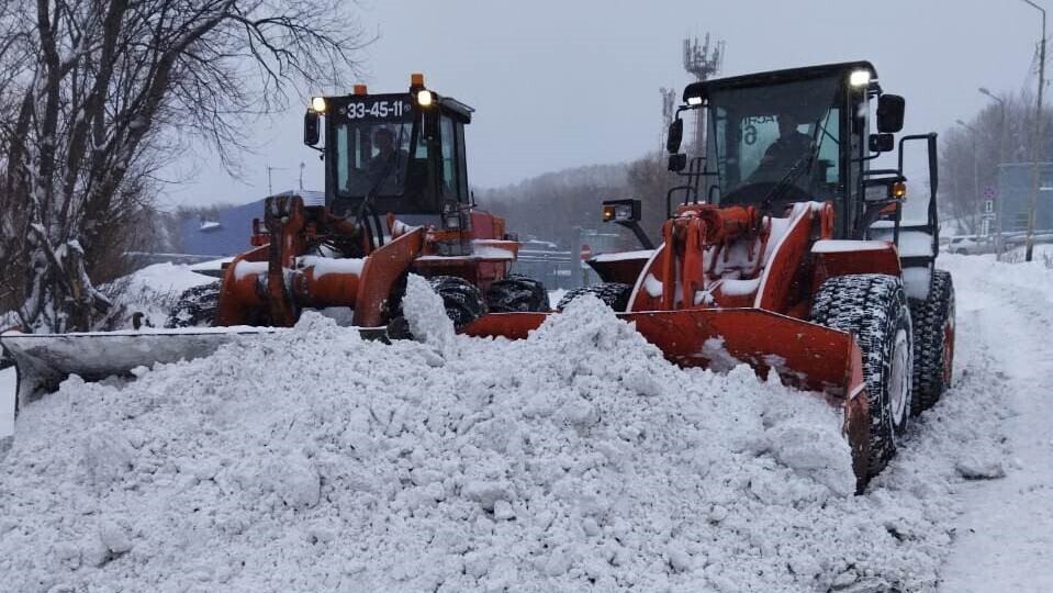 Новую снегоуборочную технику для Петропавловска Камчатского закупят по поручению Владимира Солодова Губернатор Камчатского края Владимир Солодов поручил краевому правительству выделить дополнительное финансирование на закупку новой снегоуборочной техники для столицы региона в 2026 году Как подчеркнул глава региона технику необходимо закупить уже в начале следующего года Кроме того будет увеличен объем средств предусмотренных по контрактам на снегоуборку в городе национальныйрейтинг инвестиционныйклимат