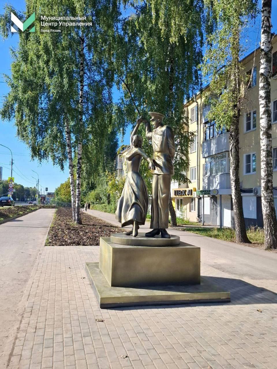 Скульптура Молодой нахимовец с девушкой появилась в Горроще где благоустраивают Севастопольскую аллею yaryazan