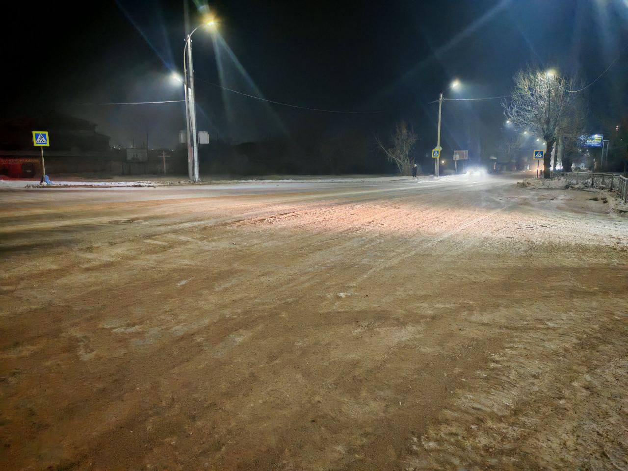 Работы на месте пожара в ТЦ Баянгол продолжаются Открытое горение ликвидировано Прежде всего огромное спасибо сотрудникам МЧС России и городским пожарным Они локализовали пожар и предотвратили распространение огня на близлежащие жилые дома Спасибо сотрудникам филиала Сбербанка которые поддержали наших спасателей горячим чаем Всю ночь сотрудники Комбината по благоустройству боролись с последствиями воды образовавшейся после тушения пожара На месте работали автогрейдеры тракторы щетки бобкэты и пескоразбрасыватели Подсыпаны улицы Терешкова и Трубачеева а также подъездные пути около места пожара Только на улицу Трубачеева было доставлено около 20 тонн песка для подсыпки Грейдером и тракторами с щеткой прошлись по внутриквартальным проездам Низкие температуры не позволяют работать с водой привычными методами Делаем всё возможное чтобы минимизировать наледи