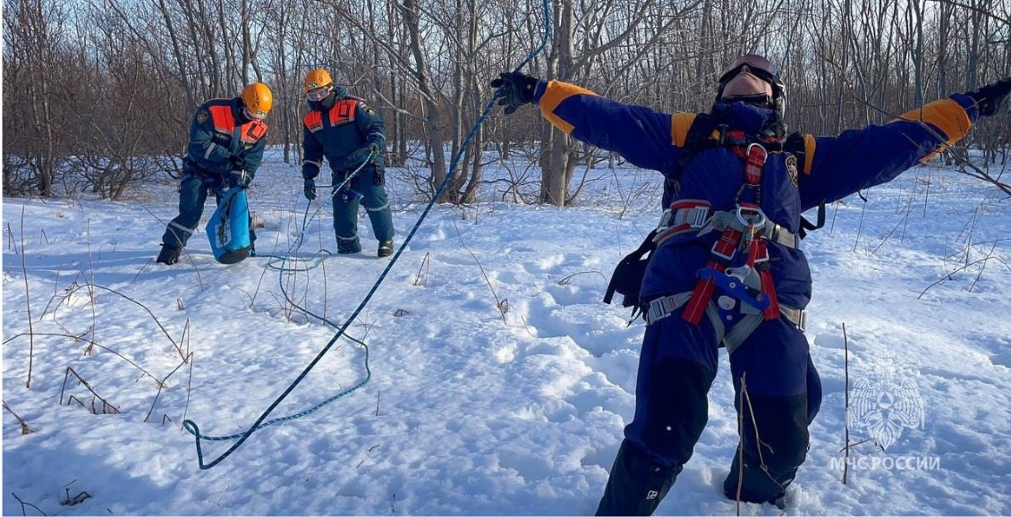 Камчатские спасатели тренировались приземляться без парашютов в суровых условиях На Камчатке спасатели Главного управления МЧС провели тренировку по беспарашютному десантированию Высадка проходила в сложных условиях на побережье Тихого океана и в лесной зоне Нажмите для подробностей kam24 ru news main 20251115 122659 html utm source telegram utm medium messenger