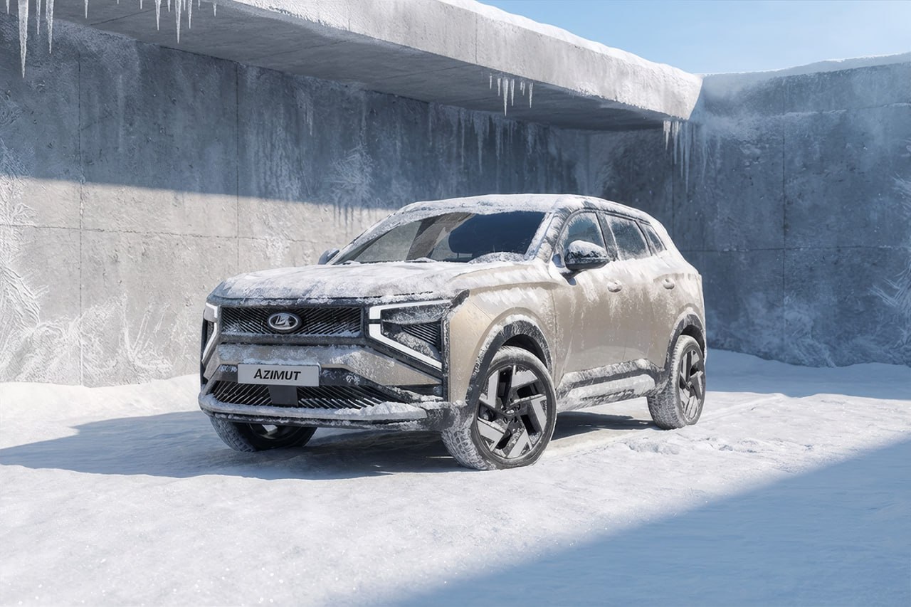 Lada Azimut решила задержаться Первые образцы кроссовера Lada Azimut были показаны летом Причём АвтоВАЗ сходу просил не считать их прототипами ведь кузова обеих машин были изготовлены конвейерным способом Недавно завод поведал об активных испытаниях на старом треке в Тольятти и сертификационных мероприятиях для получения одобрения типа транспортного средства Рыночный дебют Азимута анонсировался на 2026 год а ориентир цены в пределах двух с половиной миллионов рублей А теперь неожиданные подробности раскрыл губернатор Самарской области Владислав Федорищев в своей речи об итогах развития региона в 2025 году Основное сдерживающее влияние на развитие промышленности в регионе оказывает автомобилестроение Здесь промпроизводство сократилось более чем на треть за январь к ноябрю 2024 года Но здесь несмотря на напряжённую ситуацию на автомобильном рынке 19 апреля начали промышленное производство семейства Lada Iskra в рамках Петербургского международного экономического форума представили модель Lada Azimut в третьем квартале 2026 года планируется старт производства этой модели Очевидно что путь Азимута к покупателям будет схож с историей Лады Искры Торжественный запуск можно ожидать например в середине лета Затем завод уйдёт в корпоративный отпуск за осень наполнятся дилерские склады а к зиме объявят цены и начало продаж Следовательно первым полным годом продаж для Азимута будет 2027 й и сохранит ли вазовский переднеприводный паркетник к тому времени рыночную актуальность на фоне китайских соперников можно только гадать Авто Плюс