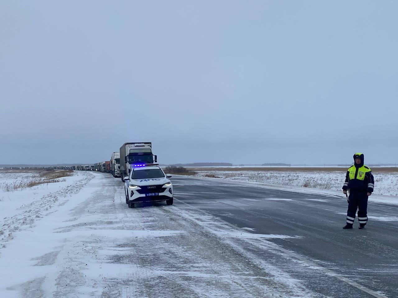 На федеральной трассе «Иртыш» в Бердюжском районе Тюменской области ограничено движение из-за непогоды. Водителям помогают сотрудники ГАИ.  Полицейские формируют колонны из нескольких грузовиков и инструктируют водителей о том, чтобы не выезжали на встречную полосу, не обгоняли друг друга, — рассказали в ГАИ.  На участке трассы с 479-го по 495-й километры сильный боковой ветер, гололед. Потоки ветра сдувают пескосоляную смесь, не давая ей «работать» на проезжей части.