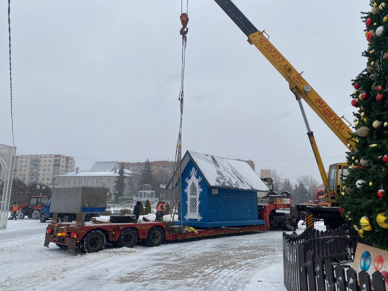 На Театральной площади Курска устанавливают приемную Деда Мороза  Рабочие монтируют обновленный «офис» новогоднего волшебника рядом с главной городской елкой.  Уже совсем скоро приемная Деда Мороза откроет двери для первых посетителей. Юные куряне смогут поведать о своих желаниях, рассказать новогодние стихотворения и получить памятные фотографии с Дедушкой.  Фото: Влад Малышко.