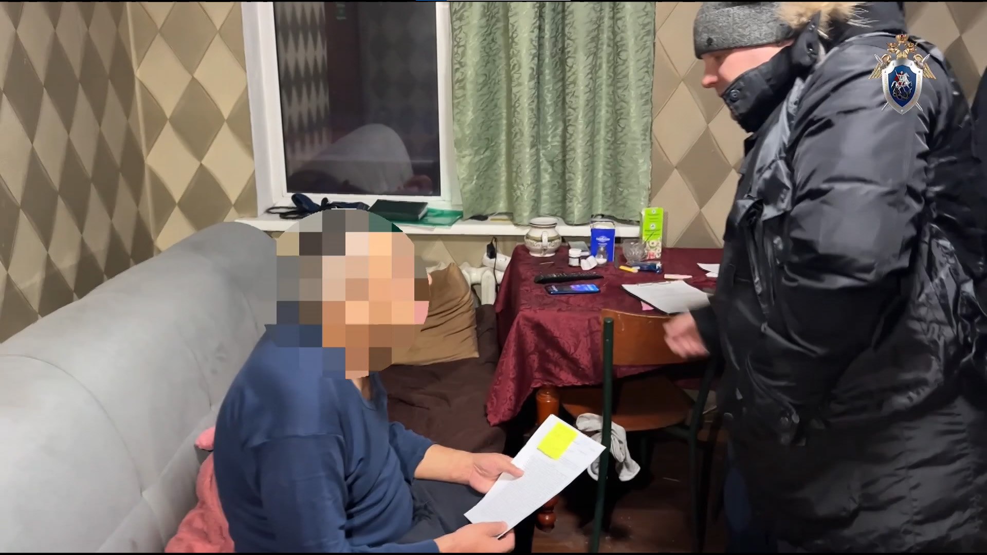 Сотрудниками регионального Управления ФСБ России выявлены незаконные действия забайкальцев причастных к даче посредничеству и получению взятки Установлено что подозреваемый передал через посредников действовавших в составе группы взятку в крупном размере должностному лицу Управления Росреестра за незаконную регистрацию права собственности здания Возбуждены уголовные дела В отношении фигурантов вынесено решение об избрании меры пресечения в виде заключения под стражу и подписок о невыезде проведены обыски