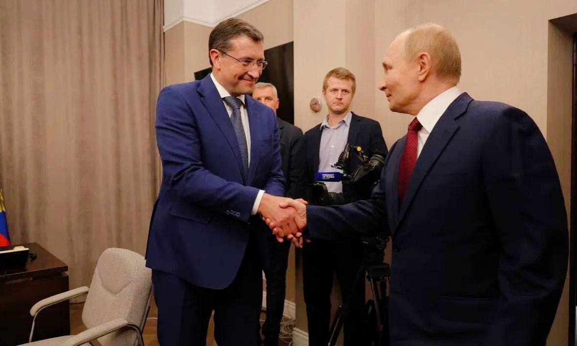 ГЛАВНОЕ СО ВСТРЕЧИ ПУТИНА И НИКИТИНА Губернатор Нижегородской области Глеб Никитин в начале встречи доложил президенту Владимиру Путину о поддержке семей и участников специальной военной операции Далее Никитин сообщил о состоянии экономики в регионе темпы роста остаются выше среднероссийских Губернатор рассказал президенту о ряде крупных проектов ай ти кампусе мирового уровня школе для одаренных детей на Бору реконструкции станции аэрации Городе здоровья строительстве новых станций метро дублера проспекта Гагарина и новой ледовой арены В конце Глеб Никитин отдельно представил меры принятые в регионе по поддержке демографии Владимир Путин предложил обсудить их на уровне правительства и администрации и тиражировать их Также глава государства поддержал предложение Никитина сделать Нижегородскую область пилотным регионом где полностью запретят продажу вейпов и курительных смесей У Вас много хороших инициатив И в целом я смотрю динамика развития области очень впечатляет несмотря на все сложности о которых вы сказали Они связаны с известными делами я имею в виду сейчас экономику и ключевую ставку Но всё таки темпы сохраняются Проблемы ясны Они мало чем отличаются от проблем подобного рода в других регионах Но у вас достойный показатель Спасибо большое сказал в заключении встречи Владимир Путин