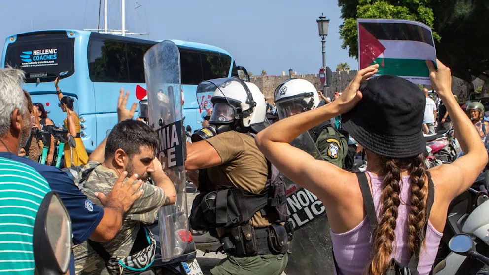 29 июля в порту критского города Агиос-Николаос собрались сотни сторонников ХАМАС Демонстранты возлагают ответственность за ситуацию в секторе Газа на простых израильтян. Они скандировали «Свободу Газе» и «Остановите геноцид». Греческая полиция применила слезоточивый газ. Согласно сообщению, из колонны протестующих в сторону туристических автобусов летели бутылки. Трёх человек задержали. На Крите туристы хотя бы смогли покинуть судно и отправиться осматривать достопримечательности на автобусах — чего не удалось пассажирам другого рейса. Лайнер Crown Iris попытался пришвартоваться в порту острова Сирос, однако причал заблокировали примерно три сотни активистов. Лайнеру пришлось уйти на Кипр. Греческая полиция готовится к последующим подобным протестам, Греция — одно из излюбленных мест отпуска израильтян. Председатель греческого туристического профсоюза Григорис Хотзоглу заявил, что протесты организованы левыми и бьют в первую очередь по грекам работающим в турбизнесе.
