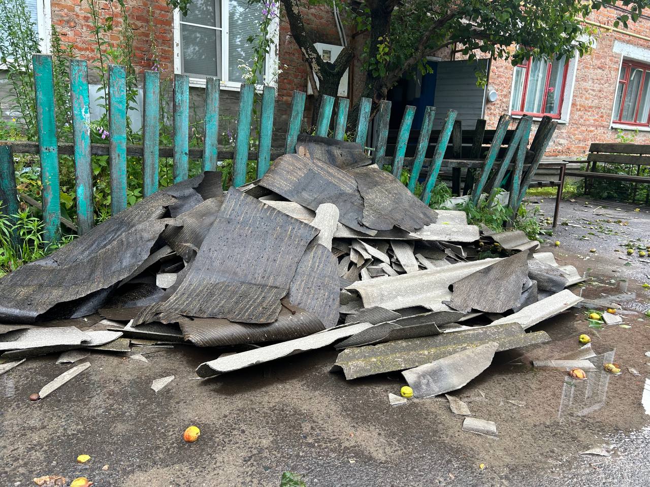 Во Льгове продолжают устранять последствия непогоды Врио первого замгубернатора — председателя Правительства региона Александр Чепик выехал оценить обстановку на месте и проконтролировать ход ремонтно-восстановительных работ. Стихия повредила 40 домов, из которых 8 – многоквартирные, а остальные частные. В них возникли проблемы с электроснабжением, подачей воды. У большинства объектов ураган повредил крышу. Александр Чепик вместе с главой города Льгова Алексеем Клемешовым, коммунальщиками и подрядчиком, ремонтирующим крыши, объехал пострадавшие дома, проверил, как идут работы по их восстановлению, пообщался с жителями. Не обошлось без проблем. Так, воду в дома обещали подать к 14:00 сегодняшнего дня. Сделать это получилось не по всем адресам. — Всем, кто организовывал ликвидацию последствий, будет дана оценка, — сообщил Александр Чепик. Он подчеркнул, что ситуацию контролируют местные и региональные власти, так как главная задача – помочь людям как можно быстрее. Фото ТРК «Сейм» Сейм Курская область