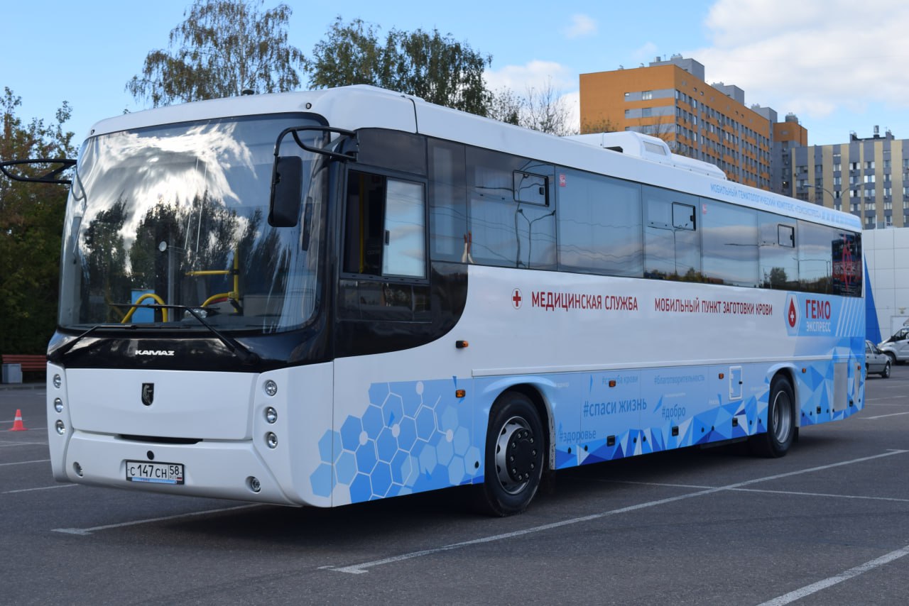 Ростех запускает серийное производство мобильных пунктов забора крови. Наш холдинг Росэл получил регистрационное удостоверение Росздравнадзора на уникальный мобильный комплекс заготовки, транспортировки и хранения крови. Разработка на базе отечественных автобусов готова к серийному выпуску и поставкам в российские регионы. Комплексы оснащены современной медтехникой. Для обработки крови используется специальное оборудование, включая аппараты плазмафереза и специализированные морозильные камеры. Регулирование всех процессов и отслеживание состояния оборудования осуществляется дистанционно с помощью платформы интернета вещей IIoT.Istok, разработанной в Росэле. Это решение обеспечивает удаленный мониторинг состояния медицинской аппаратуры, автоматическое регулирование микроклимата салона, учет расходных материалов и формирование графика техобслуживания. «За один выезд точка способна заготовить до 40,5 литров крови и компонентов. Пункт оснащен мощной автономной энергосистемой, которая обеспечивает бесперебойную работу всех приборов и устройств в течение минимум восьми часов. Также в комплексе есть специальная система климат-контроля, позволяющая эффективно функционировать в диапазоне температур от -40°C до +40°C. Все это значительно упрощает эксплуатацию мобильного пункта забора крови в отдаленных городах и селах, а также в труднодоступных регионах», – сказали в Ростехе. Первые машины поступят в медицинские учреждения России уже в этом году.