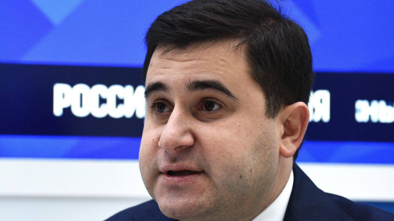 Замглавы Минстроя РФ Никита Стасишин заявил, что девелоперам жилья в крупных городах не стоит рассчитывать на субсидии В частности, речь идёт о субсидировании ставки по проектному финансированию для домов, строящихся в городах от 100 тысяч населения. По словам Стасишина, Минстрой РФ подготовил и почти согласовал с коллегами в правительстве программу субсидирования процентной ставки до 12% для жилых проектов стандарт-класса, строящихся в городах с населением меньше 100 тысяч человек, где счета наполнены от 20% до 50% и со сроком ввода 2026-2027 годы. Туда попадает 3,6 млн квадратных метров, программа охватывает 39 регионов с низким спросом. Кроме того, замглавы Минстроя две строительные компании «из трех букв» практически закрыли свои долги. В рамках форума недвижимости «Движение». Одно из главных девелоперских мероприятий года!