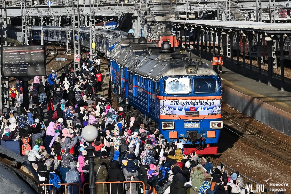 Во Владивосток в пятницу, 6 декабря, прибыл поезд Деда Мороза. Выступление сказочных персонажей длилось около 40 минут. Всё остальное время на перроне выступали творческие коллективы, а горожане могли посмотреть поезд не только снаружи, но и изнутри. Эта опция платная, чтобы попасть в вагон нужно было заранее приобрести билет.