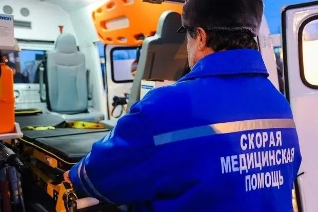 Под Волгоградом фура после столкновения с иномаркой съехала в кювет Дорожно транспортное происшествие случилось в субботу 25 марта в Дубовском районе Волгоградской области Об этом рассказали в региональном ГУ МВД России 52 летний водитель за рулем Киа Оптима двигался по трассе Р 228 Сызрань Саратов Волгоград На 590 км дороги он выехал на встречную полосу и столкнулся с автомобилем Даф с полуприцепом которая двигалась навстречу От удара фура съехала в кювет и опрокинулась В результате ДТП оба водителя и пассажир иномарки доставлены в больницу Волгоградская правда в Max   max ru vpravda ru