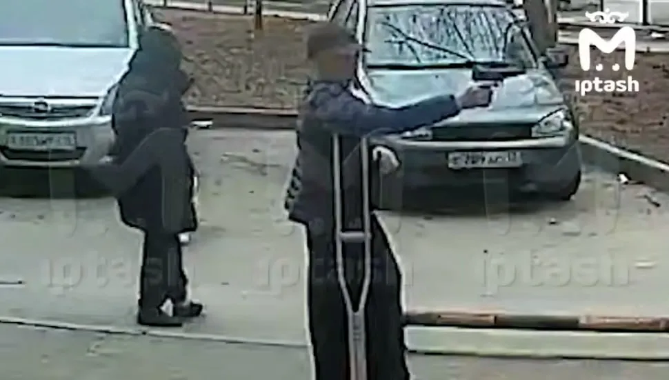 В Казани возбуждено уголовное дело после стрельбы по подросткам Региональный следком обратил внимание на кадры на фото от Mash Iptash предположительно они на которых мужчина стреляет из неустановленного оружия в подростков Возбуждено уголовное дело по статье о хулиганстве Встречаемся в МАХ