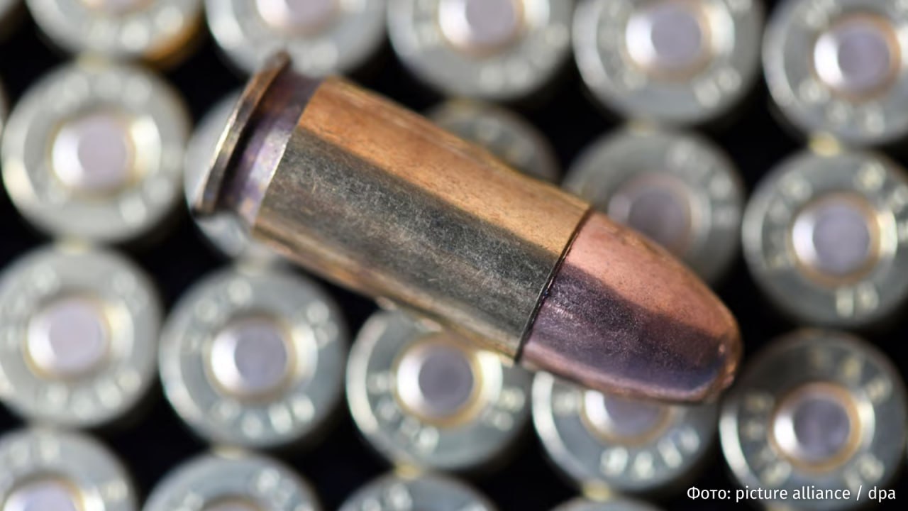 Около 20 тысяч патронов предназначенных для бундесвера похитили в Германии из гражданского грузовика Об этом сообщает Spiegel Сообщается что водитель гражданской транспортной компании нанятой немецкими ВС для перевозки боеприпасов припарковал грузовик с ними на неохраняемой парковке Кража ящиков с боеприпасами была обнаружена лишь на следующий день когда водитель прибыл в близлежащие казармы По правилам безопасной перевозки уточняется в минобороны Германии на подобные поездки всегда должны назначаться два водителя чтобы второй следил за грузом Единственный водитель предположительно решил оставить грузовик без присмотра и переночевать в отеле Всего неизвестные украли около 10 тысяч патронов для пистолетов 9900 патронов для штурмовых винтовок и противотуманные боеприпасы В бундесвере и местной полиции предполагают что кража была спланирована IZ RU в Telegram в MAX