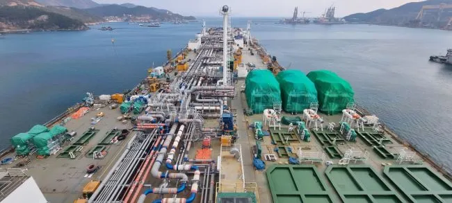 На Камчатке достраивается комплекс по производству сжиженного природного газа Комплекс сжиженного природного газа СПГ на Камчатке в бухте Раковая Авачинский залив позволит снизить расходы Камчатки на закупку мазута доставка которого в рамках Северного завоза очень дорогое удовольствие Многие котельные на Камчатке по прежнему работают работают на мазуте очень дорогом виде топлива Собственное производство СПГ позволит Камчатке отказаться от мазутной зависимости В декабре 2025 года губернатор Камчатского края Владимир Солодов сообщал что строительство ведётся в графике и к зиме 2026 2027 годов регион будет иметь собственное топливо Производство до 446 тысяч тонн СПГ в год эквивалентно 620 млн м³ природного газа Строительство причального сооружения технологической площадки площадки налива СПГ и газопровода от терминала до Камчатских ТЭЦ 1 и ТЭЦ 2 ведётся за счёт федерального бюджета в объёме 12 млрд рублей НОВАТЭК финансирует строительство плавучей инфраструктуры судов челноков и регазификационной установки после завершения строительства НОВАТЭК передаст объекты в управление Газпрома Камчатка Подписывайтесь на Недальний Восток в Max