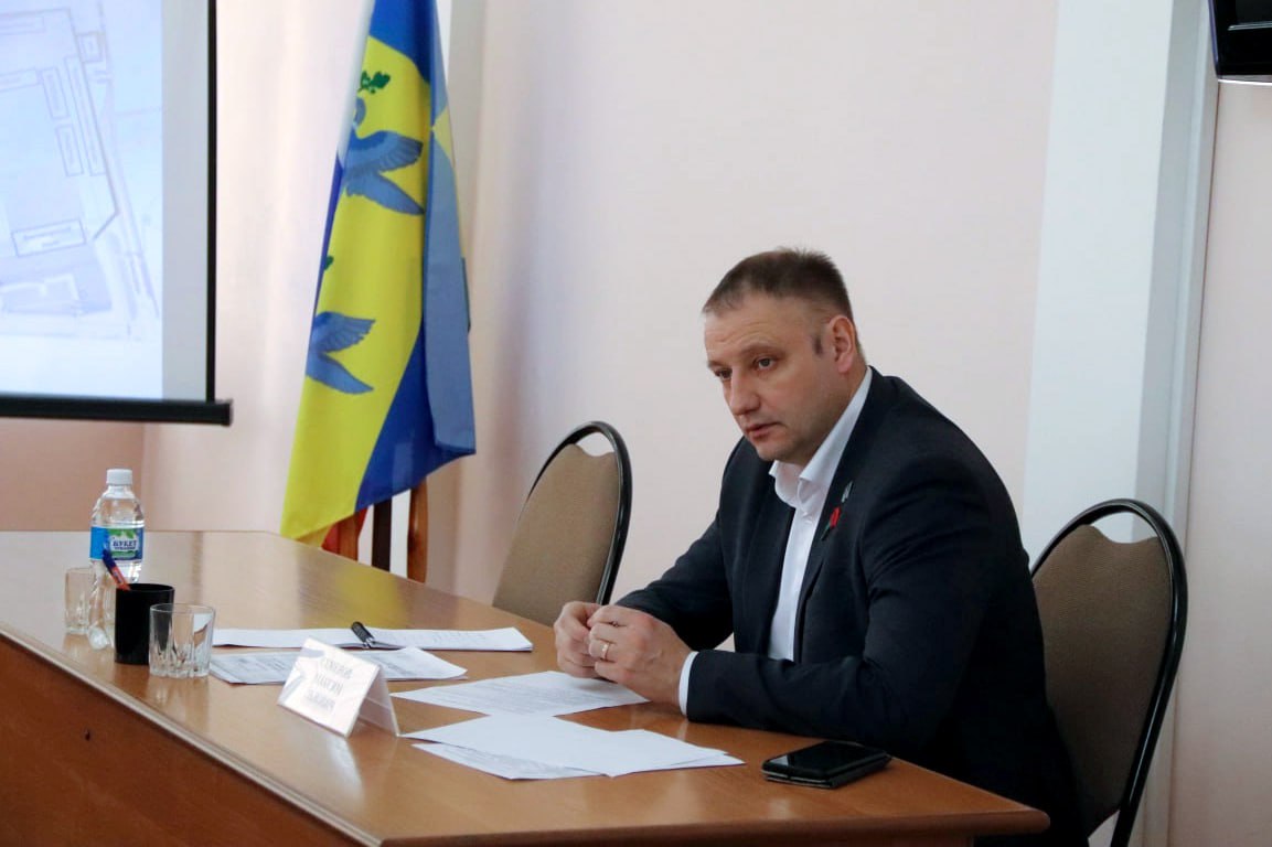 Мэр Новочебоксарска оказался в опале после отказа участвовать в коррупционной схеме Как стало известно из утечки с закрытой встречи с премьером Артамоновым, конфликт между главой администрации Новочебоксарска Максимом Семёновым и республиканским руководством имеет ещё одну плоскость. Напомним, ранее мы рассказывали, как мэр отказался передавать городскую медицинскую страховую компанию АО «Чувашская МСК» в руки республиканских властей. Оказывается, Семёнову предложили взять к себе в заместители конкретного человека, навязанного главой администрации главы Чувашии Вячеславом Борисовым. По сути это была попытка устроить «своего» в обход конкурсных процедур и логики управленческого устройства. Мэр отказался. И этим подписал себе приговор. С этого момента его карьера пошла под откос: на него ополчилась верхушка республики, ему начали искать формальные поводы для увольнения, а вопрос его смещения до сих пор обсуждается, пусть и не публично. Факт, что всё это стало известно из кулуарной встречи, на которую не пускали прессу, многое говорит о характере управления в республике. Власть предпочитает договариваться по понятиям, а не по закону. Подписаться Написать нам Поддержать Чат