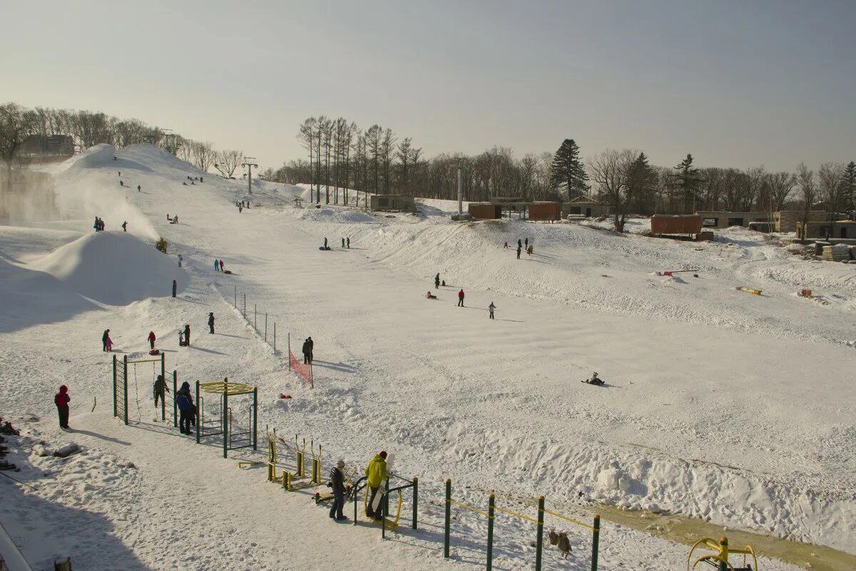 Верховный суд постановил вернуть Лесную поляну в собственность Владивостока после обжалования Генпрокуратуры Во вторник 20 января Верховный суд России рассмотрел жалобу Генеральной прокуратуры на решения Приморского краевого и Кассационного судов об отмене деприватизации базы отдыха Лесная поляна на Садгороде и постановил оставить в силе решение суда первой инстанции Как сообщалось ранее надзорное ведомство считает что детский лагерь в своё время приватизировали незаконно и теперь надо его вернуть Владельцы базы не согласны и заявляли что в случае удовлетворения иска прокуратуры действующую горнолыжную базу и аквапарк придётся просто снести а корпуса превратить в руины как было на момент приватизации Хотите поделиться новостью Написать в Приморье Онлайн
