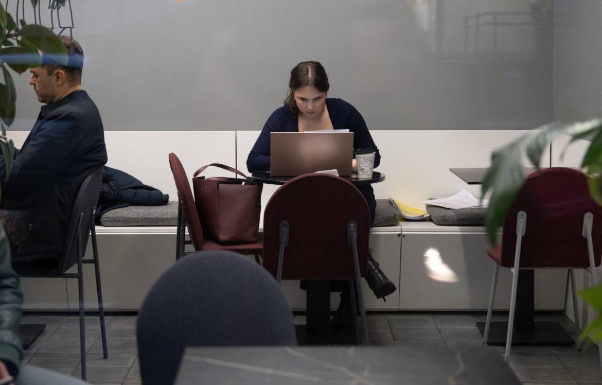 В России значительно сократилось количество утечек персональных данных граждан на фоне принятых мер по их защите Об этом сообщил заместитель председателя Совета по развитию цифровой экономики при Совете Федерации сенатор Артём Шейкин Сенатор отметил что в стране принят ряд законодательных мер направленных на усиление защиты персональных данных Среди них введение уголовной ответственности за незаконный сбор и распространение данных а также административной ответственности для компаний обрабатывающих персональные данные с возможными штрафами до 0 3 от их оборота Сейчас количество персональных данных которое утекает сократилось Если раньше мы смотрели каждый день взламывали какую то компанию говорили что утекли одни данные утекли другие данные то на сегодняшний день этого фона гораздо меньше стало отметил Шейкин Несмотря на то что часть персональных данных уже могла оказаться в открытом доступе сенатор подчеркнул важность продолжения разработки мер по защите информации особенно для будущих поколений Он выразил пожелание чтобы дети были защищены от повсеместного присутствия их данных в открытом доступе Михаил Тихонов Подписаться на ДП в Telegram MAX