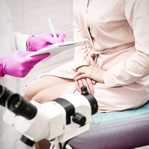 Мужу хотят сообщать о намерении жены сделать аборт в Госдуму внесли инициативу По ней супруга будут уведомлять о желании жены прервать беременность Более того уведомление предлагается отправлять и бывшему мужу если с момента развода прошло не больше 12 недель По словам депутата Дмитрия Кузнецова вопросы материнства и отцовства в браке должны решаться совместно как это прописано в Семейном кодексе РФ