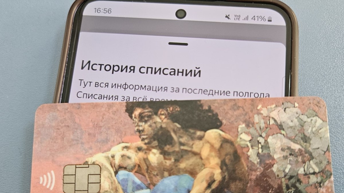 Мошенники стали присылать самарцам фальшивые чеки на подарки Правоохранительные органы зафиксировали новую схему мошенничества злоумышленники присылают жертвам фальшивые чеки и под видом подарков получают доступ к банковской информации Мошенники звонят гражданам и сообщают что им заказан подарок Жертве присылают номер заказа и поддельный товарный чек после чего предлагают зарегистрироваться в банке для его получения Далее злоумышленники связываются уже под видом представителей правоохранительных органов Они утверждают что якобы был перевод на счёт запрещённой организации и грозит уголовная ответственность  По данным МВД РФ таким образом мошенники получают не только банковские данные но и информацию о родственниках имуществе и сбережениях пострадавшего Правоохранители советуют не доверять звонкам с подобными схемами и не передавать данные карт неизвестным лицам пишут РИА Новости ГТРК Самара MAX lВК lОК lСАЙТ