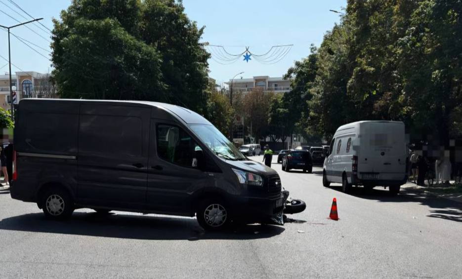 ‼ ‼ Полиция сообщила подробности аварии в Кишинёве  На улице Ливиу Деляну водитель Ford, 41-летний мужчина, не убедился в безопасности при развороте и столкнулся с мотоциклом. Мотоциклист, 33 года, погиб на месте. Водитель задержан на 72 часа. Начато расследование.   Подписаться   Смотреть эфир