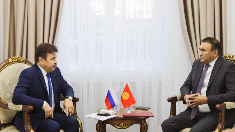 Сегодня прошла встреча заместителя министра иностранных дел Кыргызстана Алмаза Имангазиева и посла России Сергея Вакунова. Встреча была посвящена укреплению двустороннего сотрудничества по вопросам мигрантов, предвыездным процедурам и образовательным инициативам. 1. Вопросы миграции. Масштабы миграции: Около 640 000 граждан Кыргызстана работают в России, что делает страну основным пунктом назначения для кыргызских трудовых мигрантов. Денежные переводы этих работников составляют около 30% ВВП Кыргызстана, являясь жизненно важным источником экономической поддержки. В 2023 году объём денежных переводов из России оценивался в 2,5 млрд долларов США в год. Обсуждения были направлены на улучшение соглашений о трудовой миграции, обеспечение лучших условий труда, правовой защиты и социальной поддержки кыргызских мигрантов. 2. Предвыездные процедуры. Оптимизация процессов: Кыргызстан работает над формализацией и регулированием трудовой миграции в рамках своей Миграционной политики на 2021–2030 годы. Предвыездные процедуры включают в себя обеспечение наличия у мигрантов действующих разрешений на работу, трудовых договоров и ознакомление их с их правами до отъезда в Россию. На встрече обсуждались пути оптимизации этих процессов, возможно, с помощью цифровых платформ или двусторонних соглашений. 3. Образование. Обучение русскому языку: Владение русским языком критически важно для интеграции кыргызстанцев в российский рынок труда и общество. На встрече стороны обсудили расширение курсов русского языка в Кыргызстане, в том числе в рамках финансируемых Россией образовательных программ или в рамках партнерства с такими учреждениями, как Российский центр науки и культуры в Бишкеке. Помимо языковой подготовки, переговоры затронули более широкое сотрудничество в сфере образования, например, предоставление стипендий кыргызским студентам для обучения в России или совместные академические программы. Долгосрочная стратегия Кыргызстана делает акцент на безопасной и регулируемой миграции, реинтеграции вернувшихся мигрантов и взаимодействии с диаспорой. #ЦентральнаяАзия #Кыргызстан #Россия