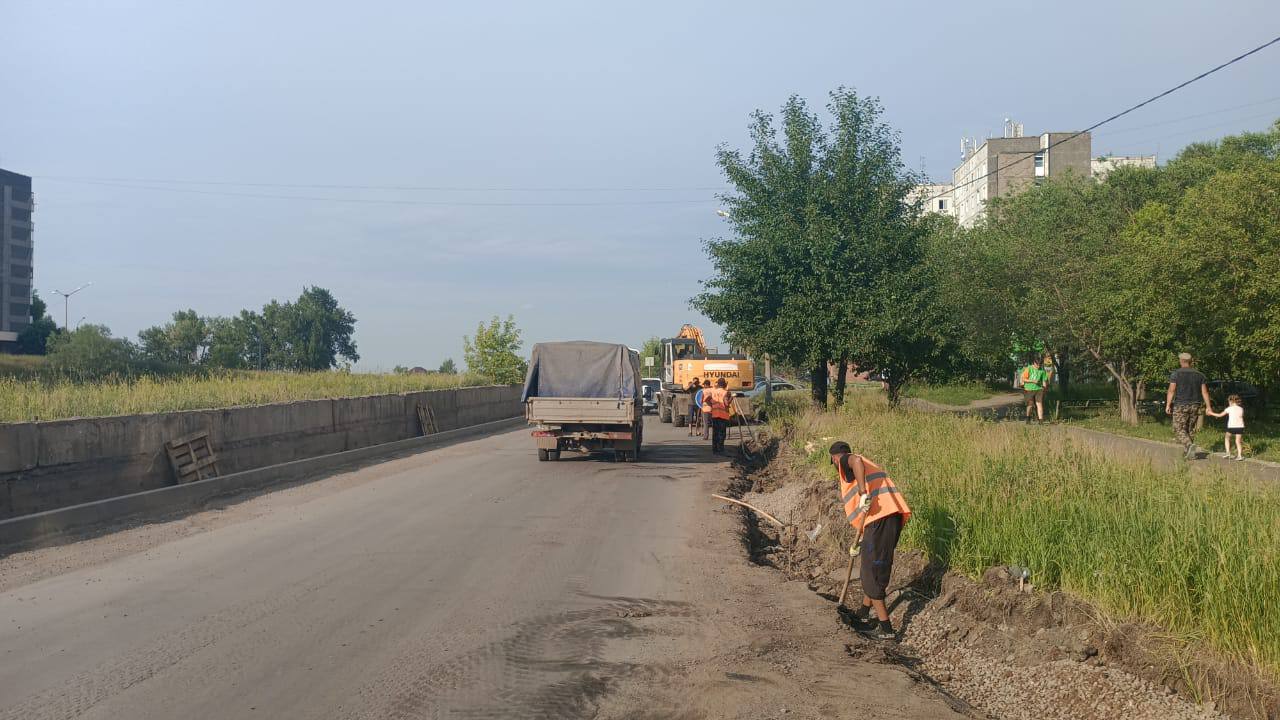 В Красноярске за 17 миллионов разработают проект новой дороги в Мичуринском.  Начальная стоимость контракта — 17 миллионов рублей. Дорога будет проходить от улицы Волжской вдоль дома на Апрельской, 5И с выходом на Кутузова.  Победитель торгов должен будет учесть строительство ливневой канализации, определить, нужно ли вдоль дороги поставить шумозащитные экраны, согласовать с мэрией количество полос и т. д.  Подрядчик должен завершить разработку проекта до конца октября 2025 года.