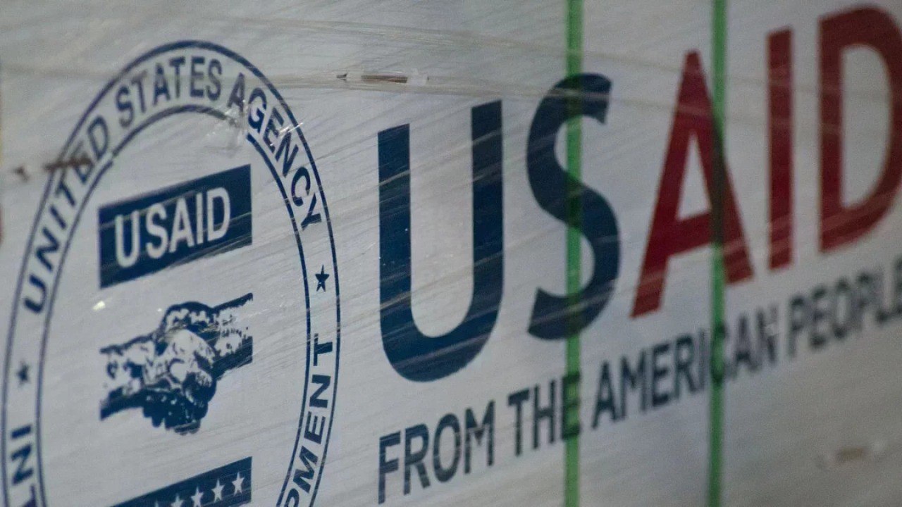 USAID ликвидируют: Рубио приказал уволить всех зарубежных сотрудников агентства Госдеп до конца сентября возьмёт на себя зарубежную помощь США. Массовые увольнения стали финальным этапом ликвидации агентства, сообщает ABC News. Государственный секретарь Марко Рубио распорядился уволить всех сотрудников Агентства США по международному развитию USAID , работающих за пределами страны. Посольства США должны проделать эту работу до 30 сентября этого года. Это не стало сюрпризом, говорит официальный представитель госдепа Тэмми Брюс. Сокращения ожидались с начала года и были частью объявленного в феврале плана по упразднению USAID. Все функции по управлению зарубежными программами помощи будут переведены под контроль самого Госдепартамента США. «Так что это не стало неожиданностью. В этом нет ничего нового. И это именно то, о чём мы предупреждали в феврале и марте», — сказала Брюс. Решение вызвало юридические споры. Ранее федеральный судья Сьюзан Илстон приостановила исполнение указа президента Дональда Трампа о массовых сокращениях в ряде федеральных агентств, включая Госдепартамент. Истцы утверждают, что инициатива Рубио нарушает это судебное предписание. В Белом доме настаивают: реорганизация была запущена задолго до указа Трампа и не входит в рамки запрета. Увольнение сотрудников USAID — часть кампании по «реформе госэффективности», которую запустил департамент эффективности правительства DOGE . Тогда департаментом ещё руководил Илон Маск. В марте мы писали, что США официально отменили большую часть всех программ USAID. • Фото: U.S. Department of Agriculture / Wikimedia Commons.