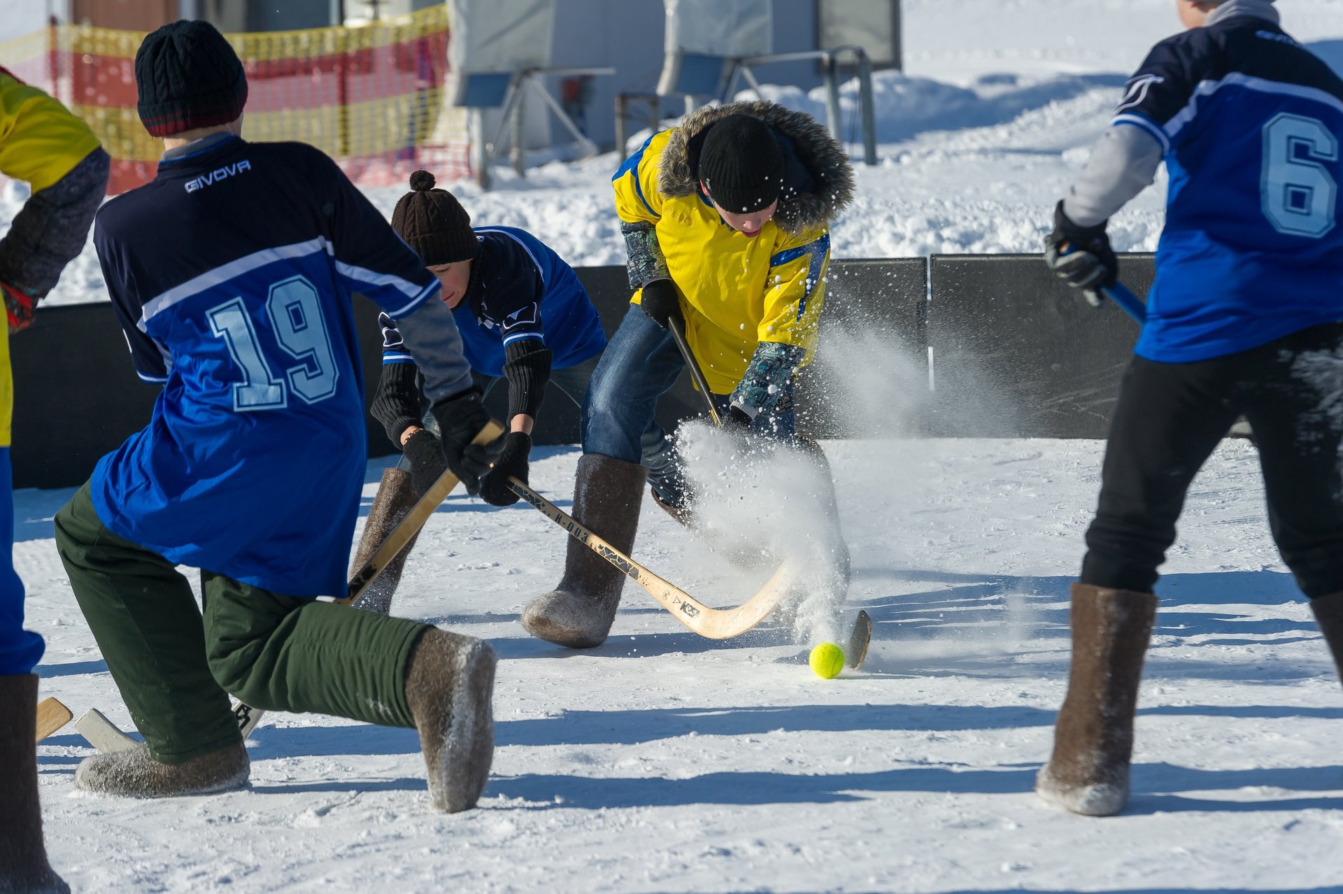 В Челябинске прошел турнир дворовых команд по хоккею на валенках посвященный Дню защитника Отечества Детские команды скрестили клюшки на площадке МБУ Спортивный город расположенной по Комсомольскому проспекту Несмотря на снежную погоду спортсмены с азартом выходили на лед Самому младшему игроку девять лет а самому старшему 15 рассказали в пресс службе администрации Челябинска Золото завоевала команда Метеор под руководством Василия Мордвинова Как отметили организаторы ребята показали высокий уровень подготовки На втором месте оказалась команда Ракета подопечные Артема Серых Третье место у Кометы воспитанников Валерия Ковлягина Кстати площадку МБУ Спортивный город в прошлом году реконструировали По поручению главы города Алексея Лошкина заменили борта и установили новое освещение В планах сделать теплое помещение для хранения вещей и инвентаря Для регулярных тренировок по хоккею и футболу за кортом закрепят инструктора рассказали в мэрии