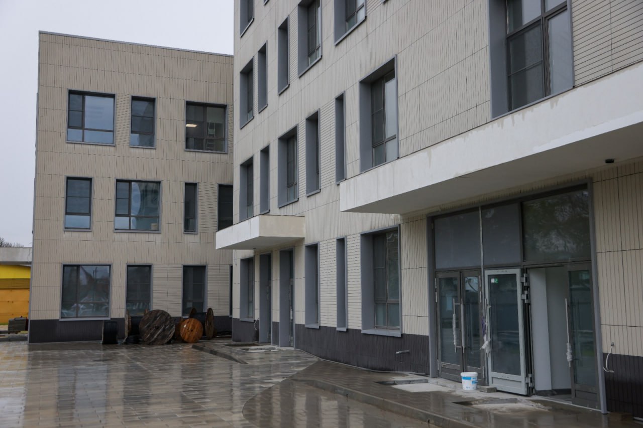 Новую детскую поликлинику в Южно Сахалинске откроют в 2026 году Новое учреждение на улице Железнодорожной сможет обсуживать около 10 тысяч маленьких пациентов и разгрузить действующую детскую поликлинику на улице Емельянова Трехэтажное здание включает 130 кабинетов оснащенных современным медицинским оборудованием В поликлинике будут работать около 50 врачей различных специальностей До 2028 года в области также планируют построить поликлиники в Холмске Углегорске Хомутово Долинске и Макарове До конца 2025 года откроются 3 врачебные амбулатории в селах Правда Горное и Кировское в рамках нацпроекта Продолжительная и активная жизнь инициированного президентом Владимиром Путиным Подписаться на нас Telegram I MAX Прислать нам новость Sakhonlinebot