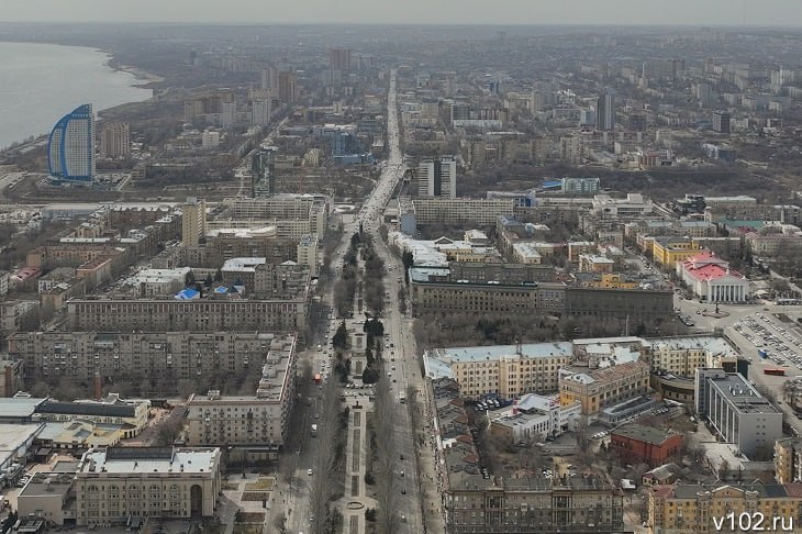 Группе из 17 человек поручили «зачистку» центра Волгограда от проводов  В Волгограде решением вопросов по переустройству воздушных линий электропередачи и связи в историческом  центре города займется межведомственная рабочая группа.   Как сообщает V102.RU, соответствующее постановление подписал губернатор Андрей Бочаров, который в сентябре прошлого года предложил убрать все нависающие над улицами в центре Волгограда провода под землю.  Межведомственную группу возглавил замгубернатора Олег Николаев, а его заместителем стал заместитель главы Волгограда Виталий Кокшилов. В состав группы вошли еще 15 человек - это руководители нескольких профильных комитетов областной администрации и мэрии, энергетики.