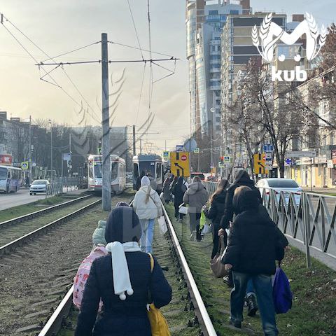 Трамваи снова встали на Московской. Догадайтесь почему.  Да, там опять просел грунт — это уже четвёртый провал за два месяца. Пассажиров высадили, пустые вагоны объезжают через Декабристов.