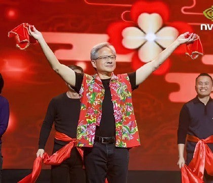 NVIDIA откроет центр ИИ-разработок в Шанхае на фоне потери позиций в Китае — Financial Times NVIDIA планирует создать центр исследований и разработок в Шанхае, чтобы сохранить позиции на китайском рынке, который стал проблемным из-за санкций США и усиливающейся конкуренции со стороны HUAWEI. Как сообщает Financial Times, генеральный директор компании Дженсен Хуанг обеспокоен тем, что крупные клиенты в Китае отказываются от продукции NVIDIA в пользу собственных решений. Читать далее