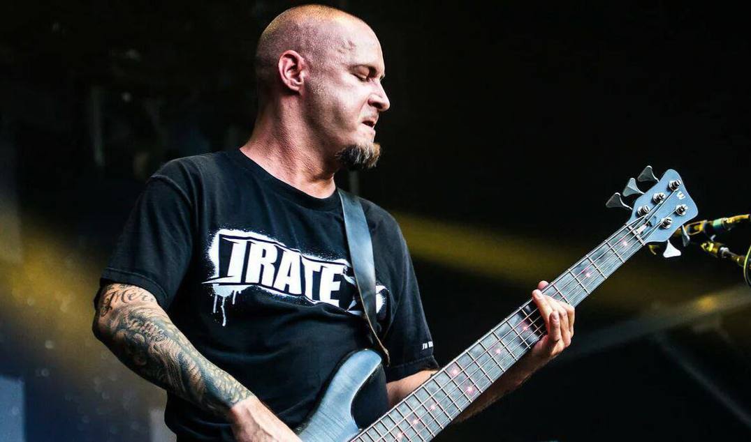 Умер бас гитарист легендарной группы Limp Bizkit Сэму Риверсу было всего 48 лет Риверс один из основателей Limp Bizkit Группа образовалась в 1994 году За время существования коллектив трижды номинировали на премию Grammy а мировые продажи альбомов группы превысили 40 миллионов копий