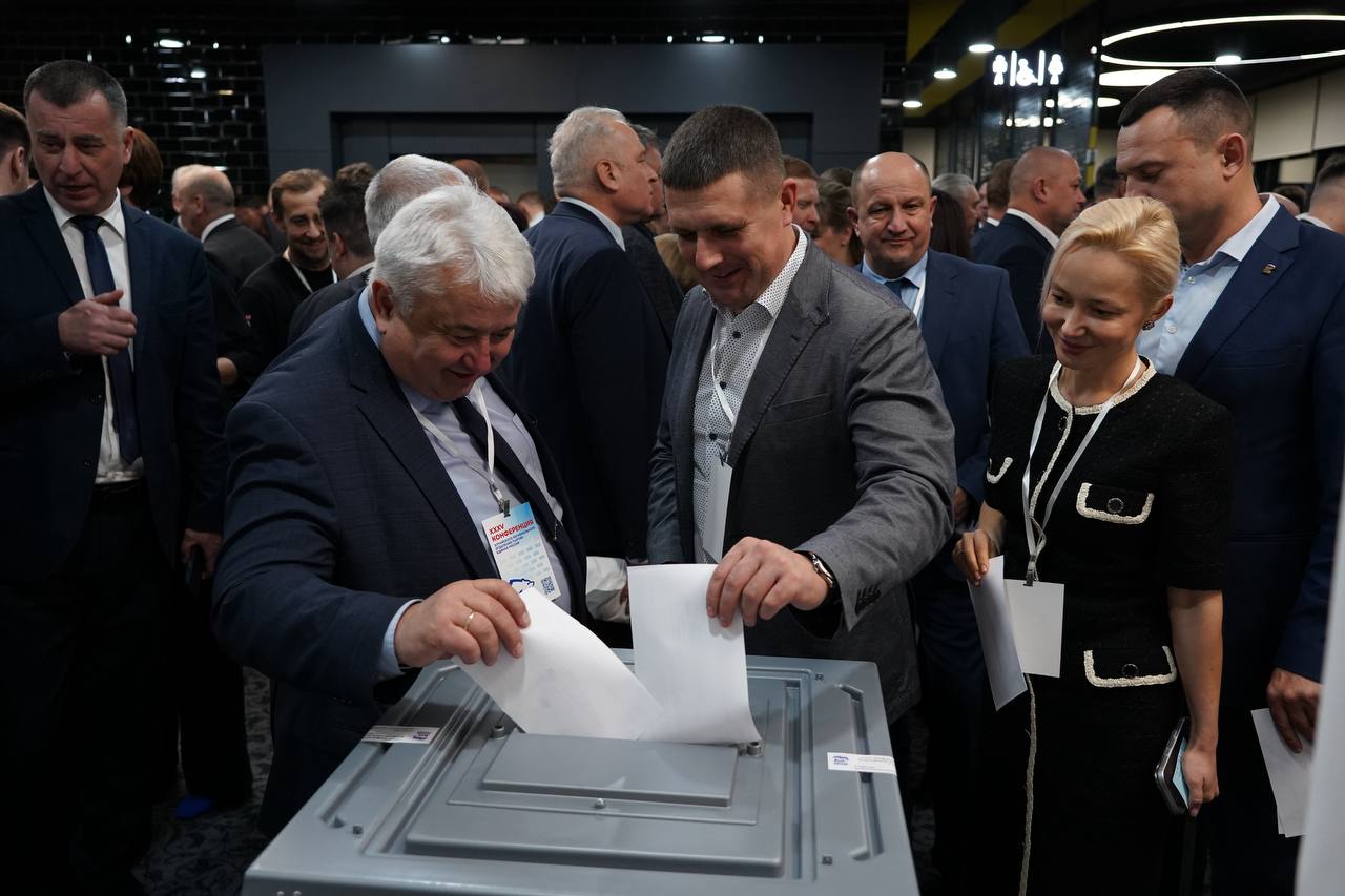 Алтайские единороссы обновили руководящие органы партии в регионе На Конференции регионального отделения Единой России по итогам голосования делегатов обновлены Региональный политический совет состоящий из 115 человек и Президиум Регионального политсовета состоящий из 20 человек Оба они подлежат ежегодной ротации не менее чем на 10 За время работы Регионального политсовета ряд его членов перестали состоять в партии утратили статус секретарей местных и первичных отделений сменили место жительства и место работы пояснил секретарь регионального отделения Единой России Александр Романенко Кто именно пополнил руководящие органы партии а кто их покинул читайте на нашем сайте ЕР22 в Telegram ЕР22 в Вконтакте