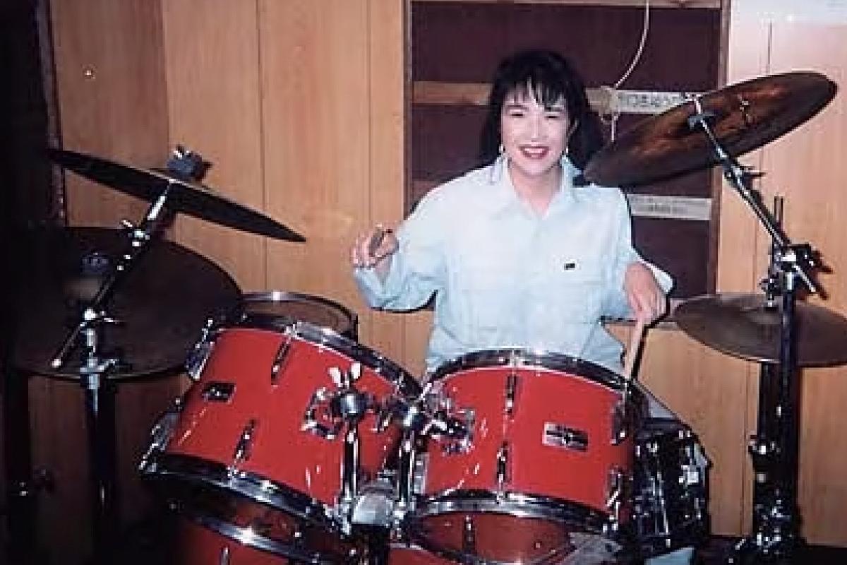 Президент Южной Кореи и премьер Японии сыграли на барабанах Golden из Кей поп охотниц на демонов и Dynamite группы BTS Корейские композиции прозвучали на японских ударных установках Это символизировало сотрудничество двух стран Такэити с юности играет на барабанах а в студенчестве даже выступала в хэви метал группе смотрите фото Она выступила наставницей Ли Чжэ Мёна После выступления он признался Сегодня я осуществил мечту всей своей жизни С самого детства я хотел играть на барабанах Больше новостей в Daily News