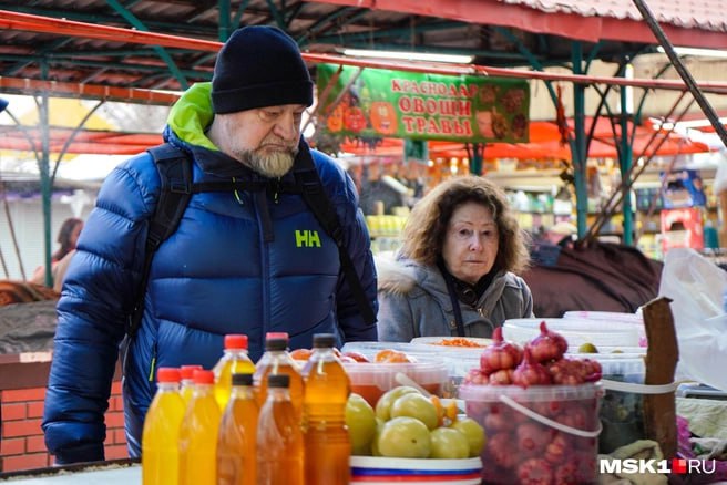 Во Владивостоке в выходные снова пройдут традиционные продовольственные ярмарки, где горожане смогут приобрести свежие продукты напрямую от местных фермеров, сообщили в мэрии города. Торговля будет вестись 3 и 4 мая с 09:00 до 20:00 на нескольких городских площадках. Посетителей ярмарок ждет богатый выбор овощей, фруктов, мясной, молочной и рыбной продукции, а также домашняя выпечка, консервация и сладости к чаю. Адреса проведения ярмарок: суббота, 3 мая: улица Жигура, 2б; улица Верхнепортовая, 2г; воскресенье, 4 мая: улица Жигура, 2б; улица Верхнепортовая, 2г; улица Басаргина, 15. Кроме того, ежедневно работают павильоны проекта «Доступное Приморье», где также можно приобрести продукты от местных производителей по доступным ценам. Торговые точки расположены по адресам: улица Русская, 68/1; улица Пихтовая, 8; Океанский проспект, 140; улица Жигура, 46. Подписаться