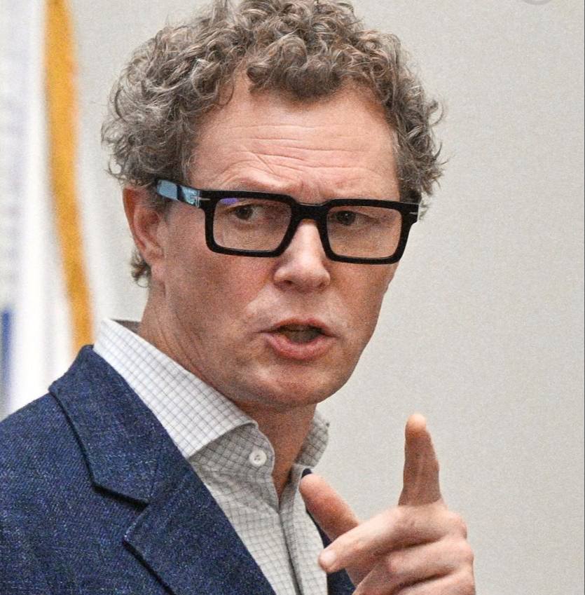 Сопротивление будет ФНС готовится жёстче отслеживать налоги и контролировать бизнес На расширенной коллегии ФНС обсуждали не столько итоги года сколько новую роль службы в экономике После масштабной цифровизации ведомство превратилось в поставщика ключевой инфраструктуры и данных которые используют сотни госорганов Руководитель ФНС Даниил Егоров прямо заявил повышение налогов неизбежно вызовет сопротивление бизнеса а значит контроль придётся усиливать Уже с 2026 года службе предстоит администрировать рост НДС и снижение порога упрощёнки а также реагировать на изменившиеся из за санкций товарные потоки Минфин требует от ФНС более плотного контроля импорта через систему подтверждения ожидания товаров Параллельно ведомство займётся обелением оборота наличных мониторингом ККТ и легализацией майнинга реестр майнеров уже ведётся дальше ответственность и правила игры РОЗЫГРЫШ СЕРТИФИКАТОВ Подписывайтесь на NEWSVL